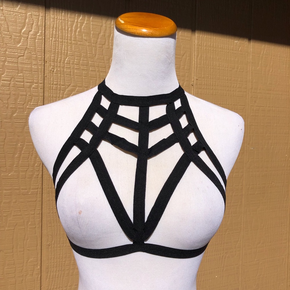Strappy Chest Halter multiple sizes - Picture 1 of 2